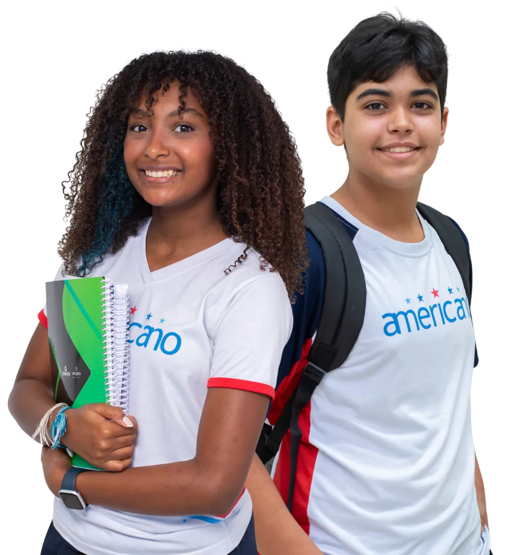Uma aluna e um aluno sorrindo com o uniforme do Colégio Americano